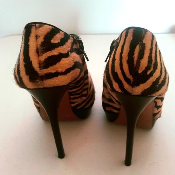 Charles David animal print ankle booties size 51/2 - Picture 6 of 7